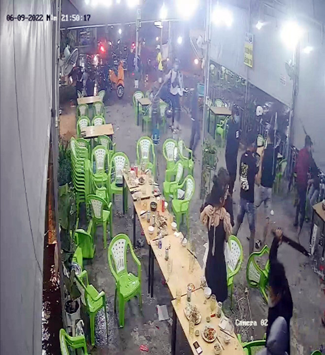 Camera ghi lại hình ảnh các đối tượng nhóm Nhân đập phá quán ốc, chém người