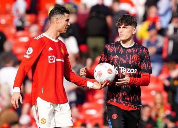 Garnacho được Ronaldo tặng trái bóng kỷ niệm 3 bàn vào lưới Norwich hồi tháng 4