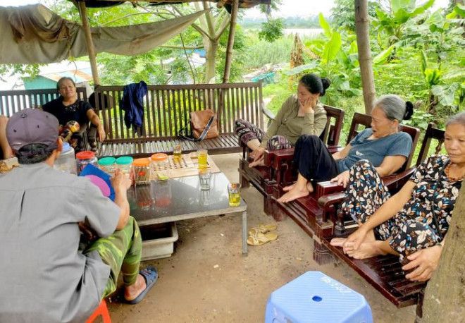 Mặc dù sống trong nghèo khó, túng thiếu nhưng người dân khu vực xóm Phao luôn sống rất chân thành, đoàn kết