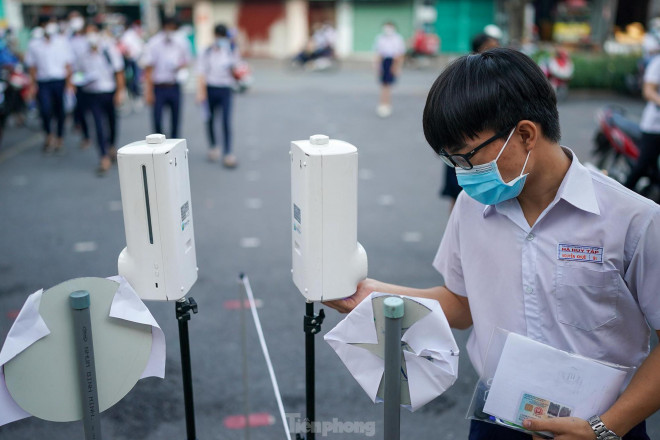 Các em được hướng dẫn thực hiện các bước phòng chống dịch trước khi vào phòng thi.