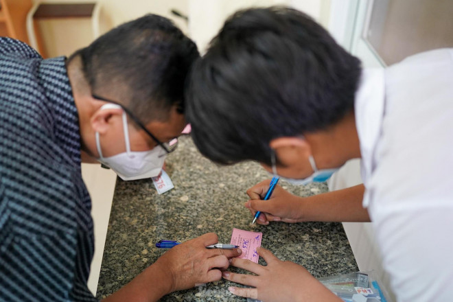 Đây là khâu kiểm tra bước đầu thông tin thí sinh. Thí sinh đọc sai số báo danh, cán bộ tiếp nhận vật dụng sẽ điều chỉnh ngay. Thậm chí, nếu có trường hợp ghi sai điểm thi, phòng thi cũng có thể phát hiện ngay tức thì.