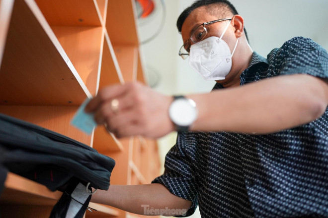 Cán bộ coi thi đang kiểm lại số báo danh và mã số gửi đồ trước khi đóng khu lưu giữ.