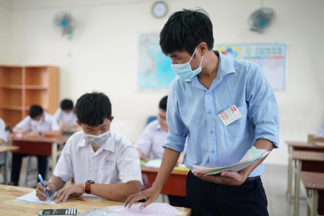 Hơn 7h, cán bộ coi thi phát giấy thi, giấy nháp.