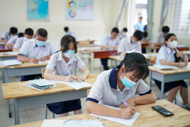 Thí sinh bị đình chỉ phải nộp bài thi, đề thi, giấy thi, ra khỏi phòng thi ngay sau khi có quyết định và không được thi các môn tiếp theo. Các em chỉ được ra khỏi khu vực thi sau khi hết 2/3 thời gian làm bài thi tự luận.