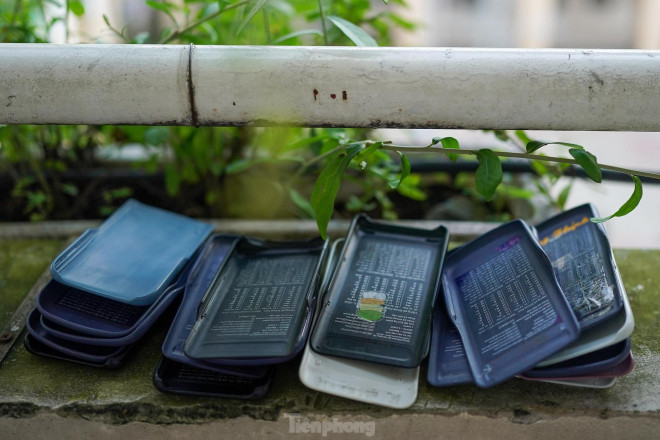 Toàn bộ ốp lưng máy tính được để bên ngoài phòng thi.