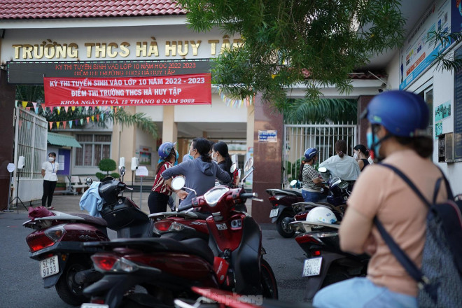 Tuyển sinh vào lớp 10: Hình ảnh các thí sinh TPHCM thi môn cuối cùng - 24