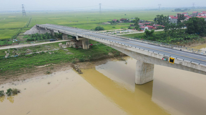 Phía cầu thuộc địa phận xã Bắc Phú (huyện Sóc Sơn) không có lối lên xuống khiến cây cầu không thể đi vào hoạt động.