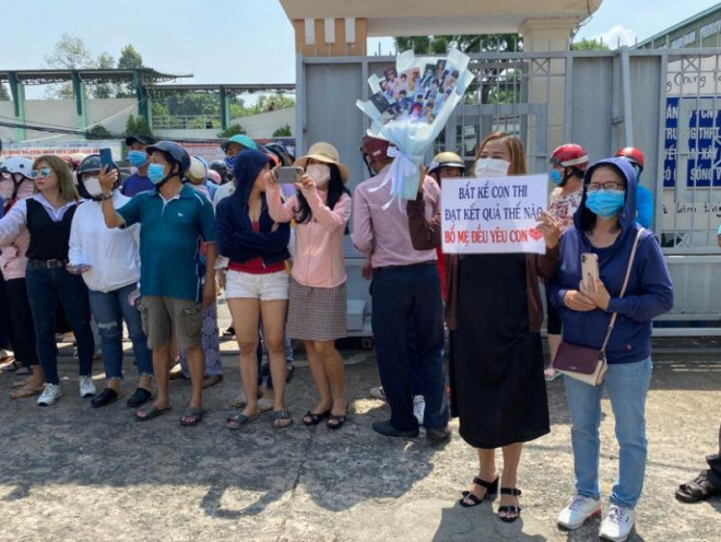 Rất nhiều cách bày tỏ tình cảm, động viên con tại trường thi của các bậc phụ huynh trước cổng trường.