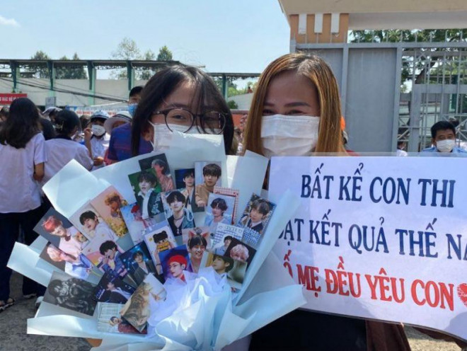 Phụ huynh Thuỳ Trâm chúc mừng con gái sau giờ thi toán sáng 12/6 bằng một bó hoa đặc biệt với lời động viên đầy yêu thương.