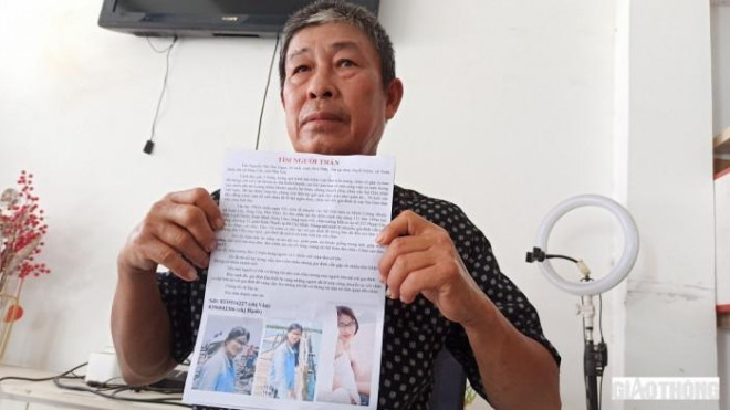Ông Hương cầm tấm ảnh con gái cùng thông tin đi khắp nơi để tìm kiếm con gái bị mất liên lạc.