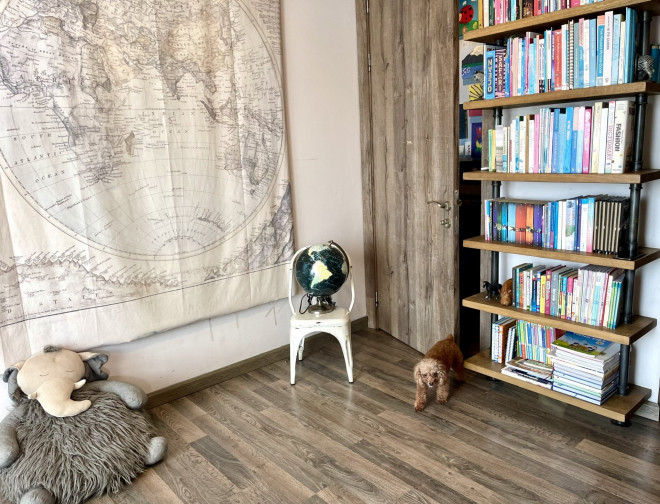 Trong phòng 2 bé Tôm và Tép được trang bị khá
nhiều sách, đồ chơi và thú nhồi bông xinh xắn.