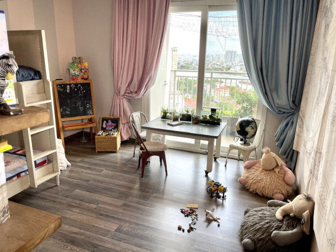 Điểm độc đáo trong không gian phòng ngủ của 2
con Hồng Nhung đó là có kèm theo một ban công riêng - đây là không
gian vườn rau được 2 bé chăm sóc mỗi ngày.