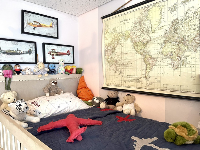 Bên cạnh là chiếc giường tầng bằng gỗ chắc
chắn.