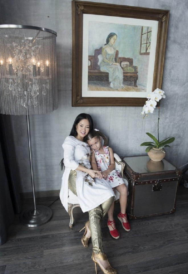 Là góc "sống ảo" nghệ thuật trong nhà của 3 mẹ
con.