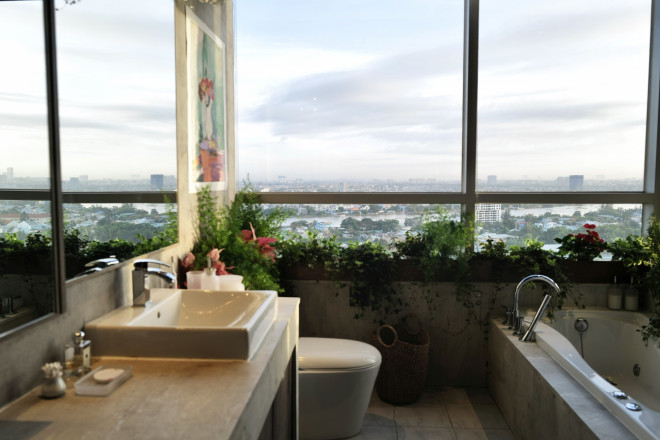 Không gian nhà tắm cũng được thiết kế khá ấn
tượng với không gian mở toàn kính, trên bệ cửa đặt nhiều cây xanh
tràn ngập không khí thiên nhiên và thoáng mát.