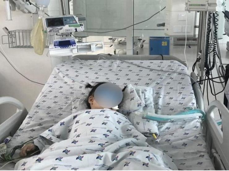 Tin tức trong ngày - Bé gái 2 tuổi bị dây ba lô siết cổ ở nhà trẻ