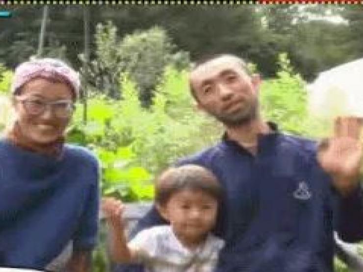 Lạ lùng gia đình 3 người: Không mất 1 xu điện nước, dùng lá cây đi toilet