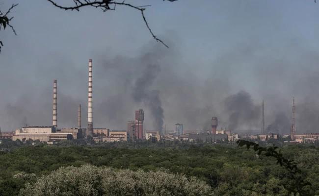 Khói bốc lên sau khi khu phức hợp của nhà máy hóa chất Azot ở Sievierodonetsk bị tấn công vào ngày 10-6. Ảnh: Reuters