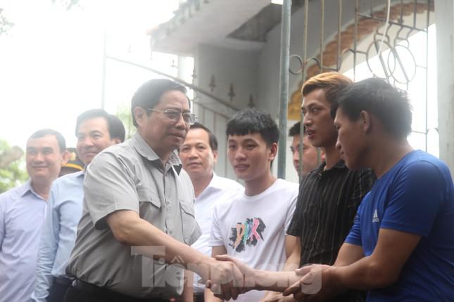 Thủ tướng ân cần hỏi thăm từng công nhân ở khu nhà trọ của ông Thân Ngọc Anh.