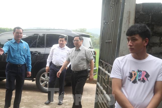 Sáng 12/6, Thủ tướng Chính phủ Phạm Minh Chính đã đến thăm, gặp gỡ công nhân tại khu nhà trọ thôn An Thịnh, xã Tiền Phong (huyện Yên Dũng, Bắc Giang).