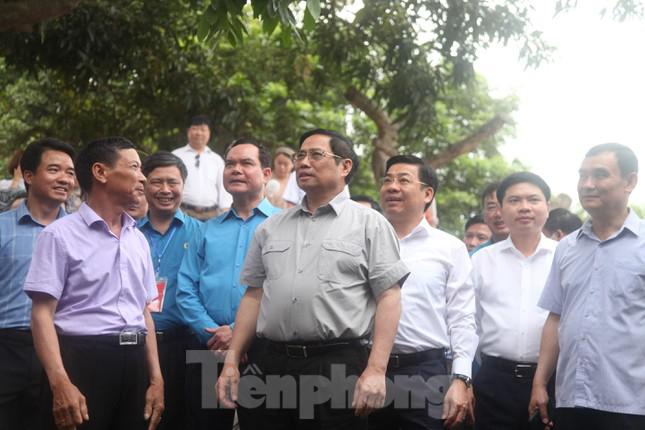 Thủ tướng đến thăm công nhân ở khu nhà trọ của ông Thân Ngọc Anh ở thôn An Thịnh