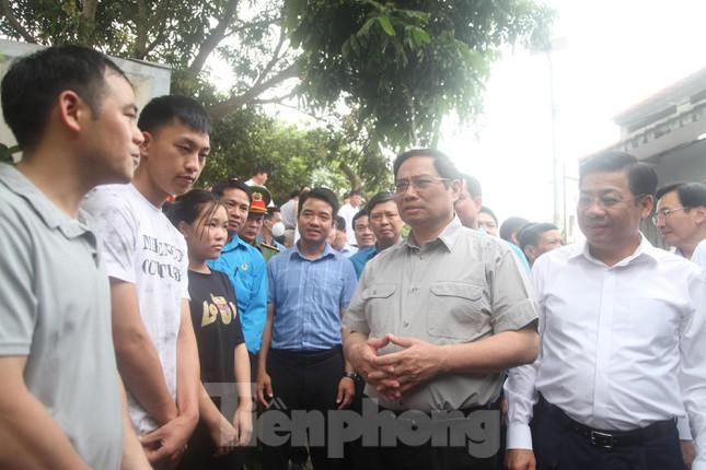 Thủ tướng lắng nghe công nhân chia sẻ về đời sống, gia đình, việc làm