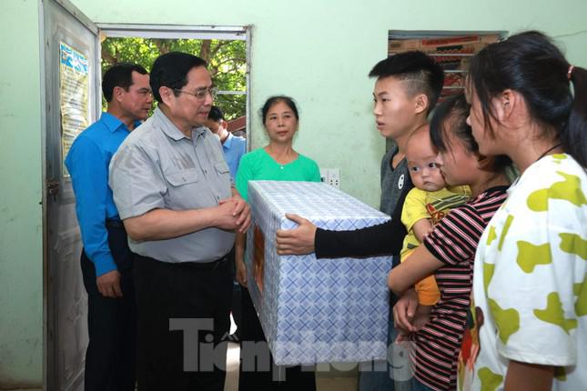 Thủ tướng tặng quà gia đình công nhân ở thôn An Thịnh.