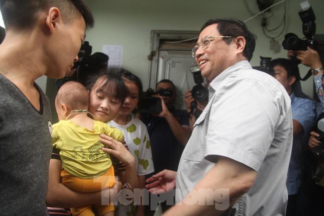 Thủ tướng hỏi thăm một gia đình công nhân có con nhỏ.