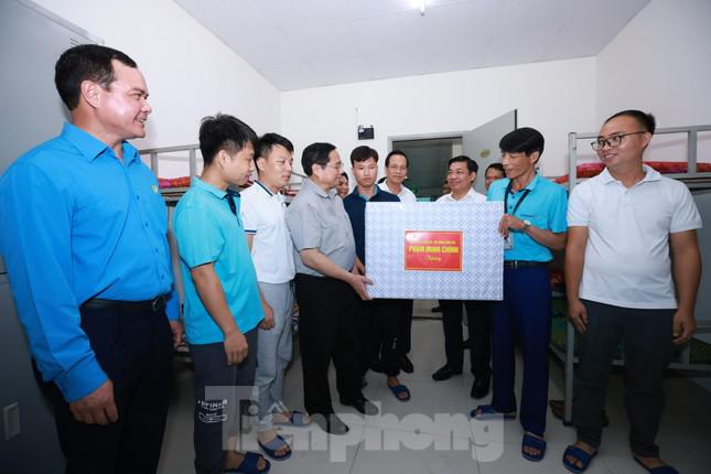 Thủ tướng tặng quà cho công nhân Khu công nghiệp Vân Trung.