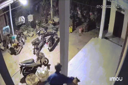 Phi thường - kỳ quặc - "Cẩu tặc" lẻn vào sân trộm chó trong tích tắc khiến dân tình bức xúc