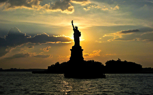 Bartholdi,&nbsp;nhà điêu khắc thiết kế tượng Nữ thần Tự do đã gặp rất nhiều khó khăn trong việc huy động đủ tiền cho bức tượng của mình, và đã cử đại diện trên khắp nước Mỹ để cố gắng nhận được hỗ trợ tài chính ở cấp tiểu bang.&nbsp;
