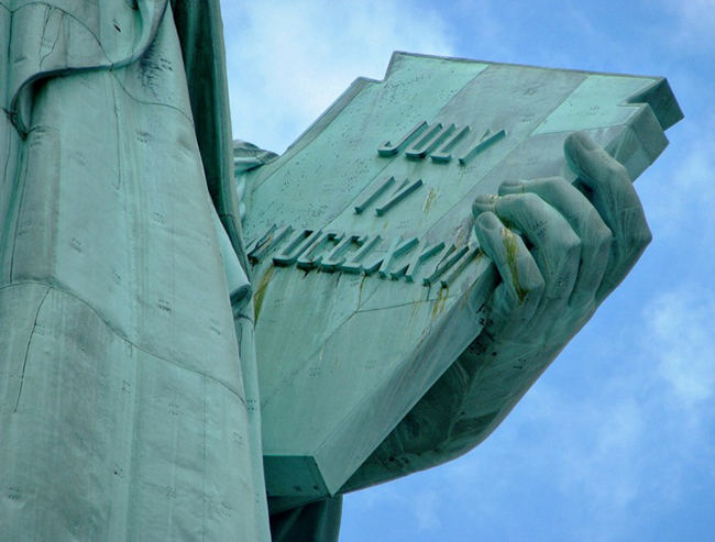 Tấm bảng mà tượng Nữ thần Tự do cầm bên tay trái có khắc dòng chữ JULY IV MDCCLXXVI. Nghĩa là ngày 4/7/1776. Đây chính là ngày Quốc Khánh của Mỹ và là ngày đọc bản Tuyên ngôn Độc lập.
