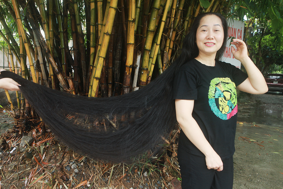 Chị Hoàng Phương Lan (sinh năm 1973, quê Thái Bình), người được Tổ chức Kỷ lục Guinness Việt Nam trao xác lập là người phụ nữ có mái tóc dài và thẳng nhất Việt Nam vào năm 2012. Thời điểm được xác lập kỷ lục, mái tóc của chị dài 2,4m, đến thời điểm hiện tại, mái tóc của chị vẫn giữ độ dài đó.
