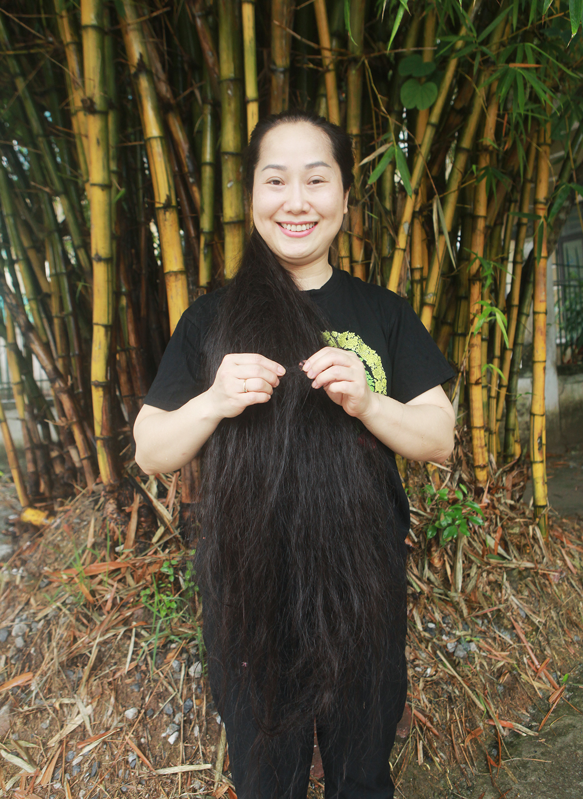 Người phụ nữ tóc dài nhất Việt Nam gội đầu mất hàng tiếng đồng hồ không  dám vận động mạnh