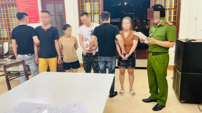 &nbsp;Cơ quan Cảnh sát điều tra đọc Lệnh bắt giữ và tạm giam 4 đối tượng tổ chức sử dụng ma túy.