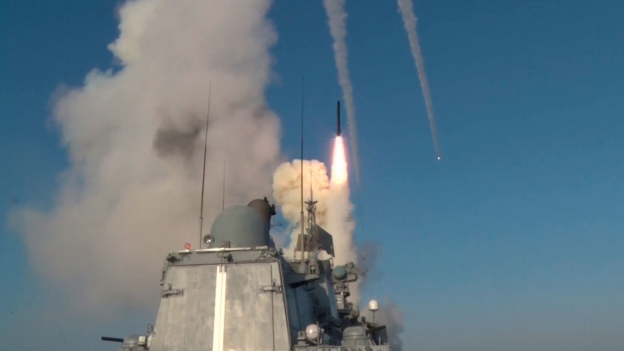 Tàu chiến Nga phóng loạt 4 tên lửa hành trình Kalibr.