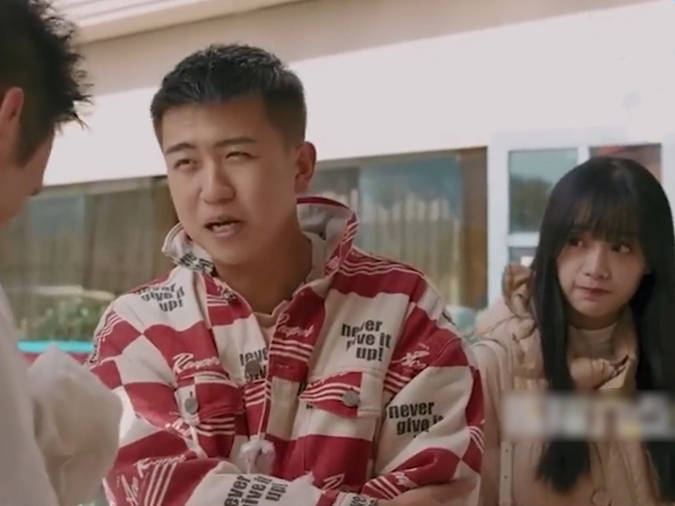 Clip hài hước - Khinh thường bạn cũ, cặp đôi nhận ngay cái kết bẽ bàng