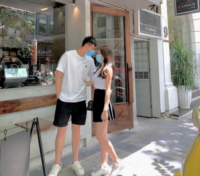 Khoảnh khắc ngọt ngào của thủ môn Quan Văn Chuẩn với bạn gái xinh đẹp - 4
