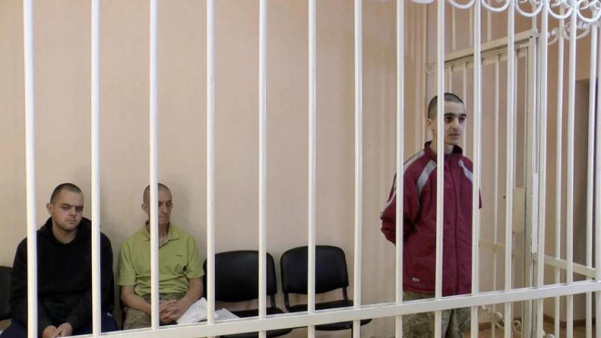 Ba quân nhân nước ngoài chiến đấu tại Ukraine bị chính quyền phe ly khai ở miền đông Ukraine tuyên án tử. Ảnh: REUTERS