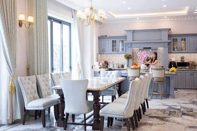 Cơ ngơi của gia đình Đăng Khôi sử dụng nhiều
cửa kính lớn nhằm tận dụng ánh sáng tự nhiên