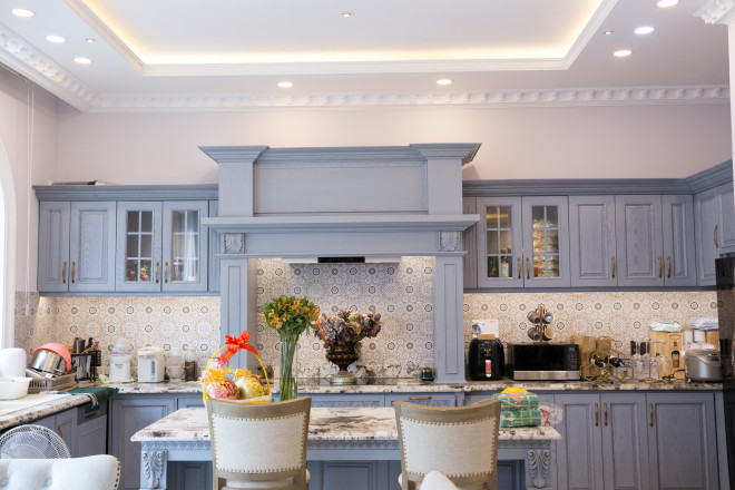 Hệ tủ bếp của căn nhà có thiết kế hình cữ U.
Bàn đảo có chiều dài 2 m, ngang 1 m được tận dụng tối đa làm ngăn
đựng bát đĩa và đồ khô.