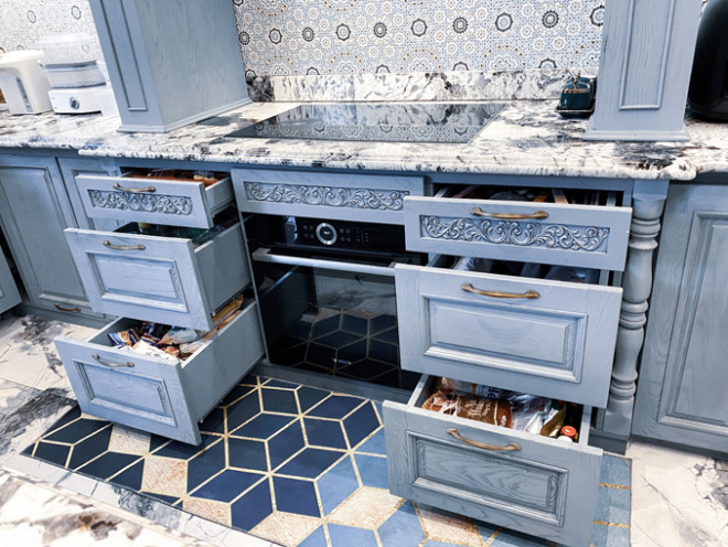 Cặp vợ chồng nổi tiếng cũng tự tay chọn lựa
từng chiếc bản lề, thanh ray giảm chấn, giá đỡ, ngăn chia công
năng...