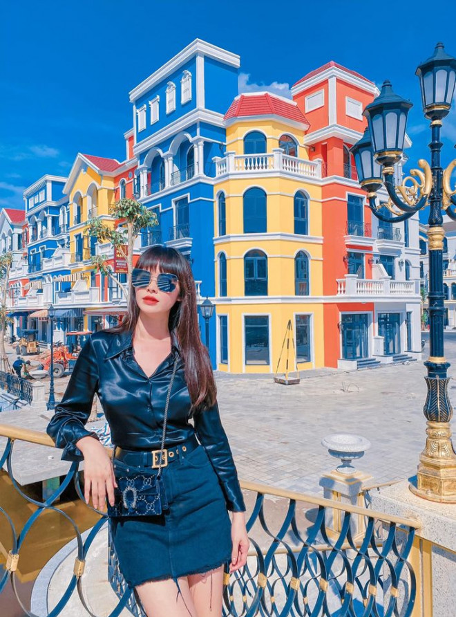 Căn biệt thự của vợ chồng Đăng Khôi - Thuỷ Anh
được thiết kế với nhiều màu sắc khác nhau, nằm ở vị trí đắc địa tại
Phú Quốc