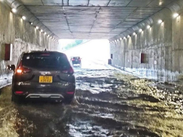 Tin tức trong ngày - Ô tô bì bõm lội nước trong hầm chui An Sương, TP.HCM