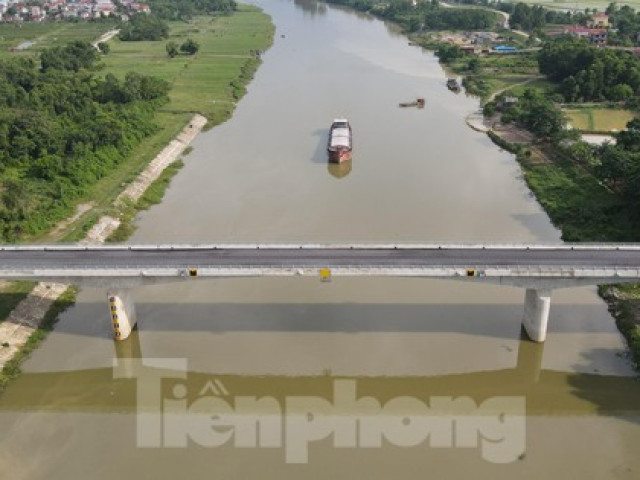 Tin tức trong ngày - Kỳ lạ người dân vẫn phải qua sông bằng đò dù cầu trăm tỷ đã xong hơn 2 năm