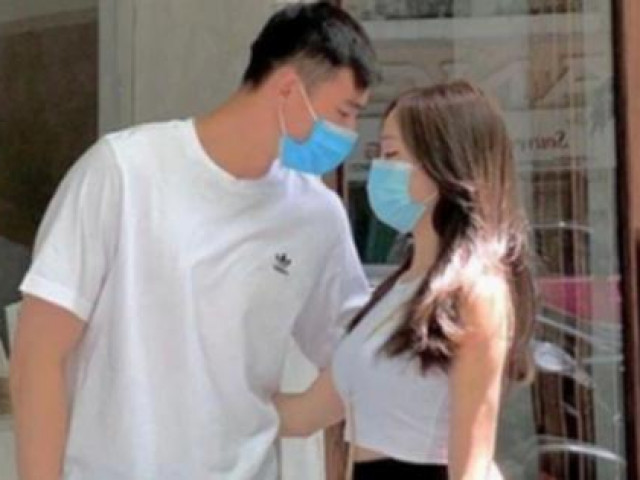 Bạn trẻ - Cuộc sống - Khoảnh khắc ngọt ngào của thủ môn Quan Văn Chuẩn với bạn gái xinh đẹp: "Bé ở nhà ngoan nhé!"