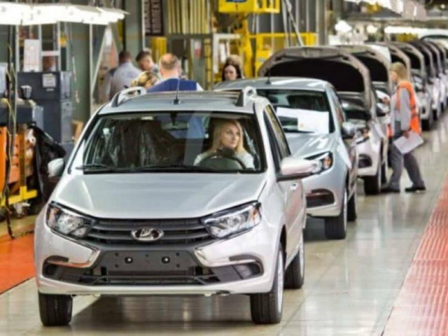 Tin tức ô tô - Xe Lada không trang bị điều hòa giá chỉ 13.200 đô la