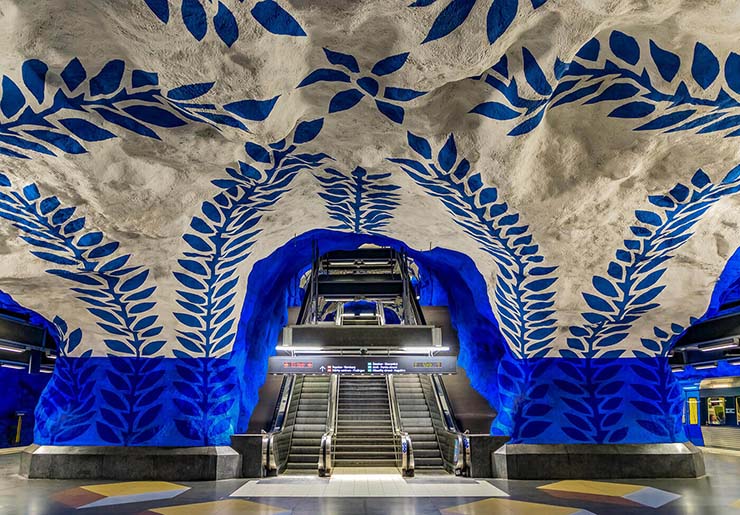 1. Tunnelbana có nghĩa đen là con đường đi qua đường hầm. Đây là tàu điện ngầm ở Stockholm, Thụy Điển.
