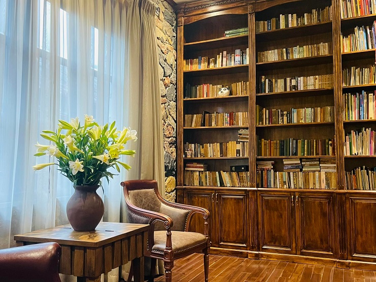 Chị Thanh Hằng cho biết, từ tháng 4/2021, chị quyết định nghỉ việc sau gần 20 năm đi làm để chọn một lối sống khác. Từ khi về căn nhà này, chị làm việc tay chân nhiều hơn, tự tay chăm sóc từng cành cây ngọn cỏ trong vườn.&nbsp;(Ảnh: Bùi Thị Thanh Hằng)
