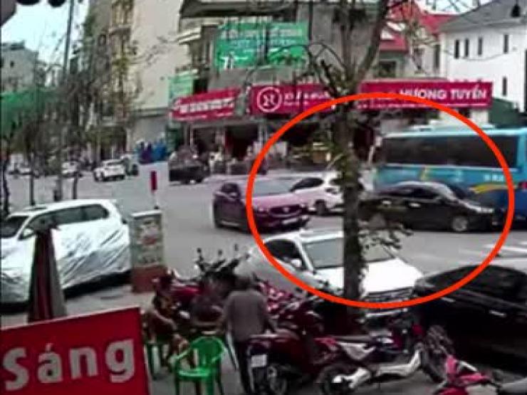 Tin tức trong ngày - Clip: Vội vài giây, ô tô gây họa cho 3 “xế hộp”